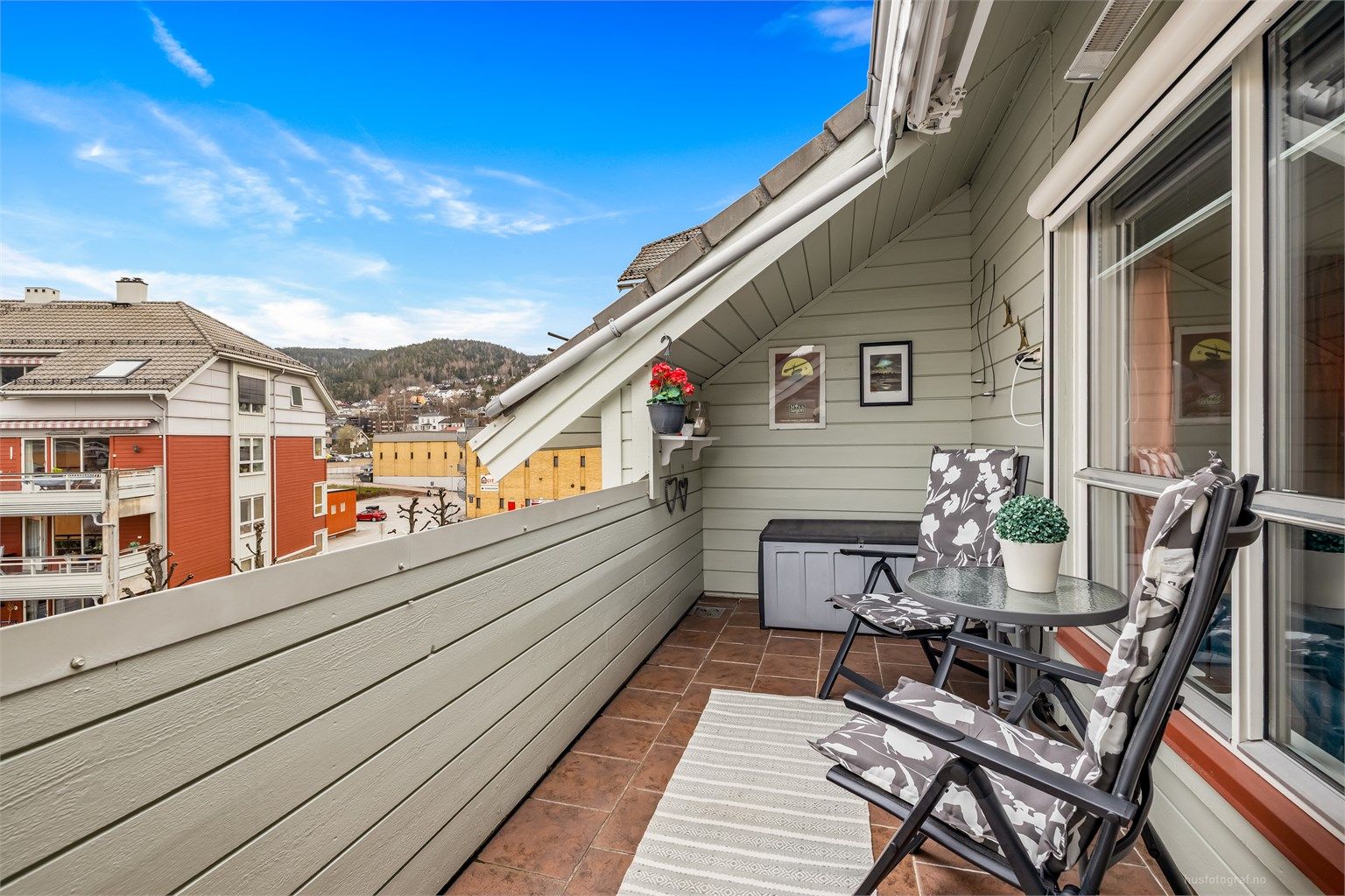 Den 9 m² store balkongen har gode solforhold, flislagt gulv, markise og utsikt mot elven. Her er det god plass til en sittegruppe.