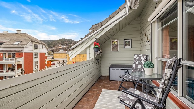 Den 9 m² store balkongen har gode solforhold, flislagt gulv, markise og utsikt mot elven. Her er det god plass til en sittegruppe.