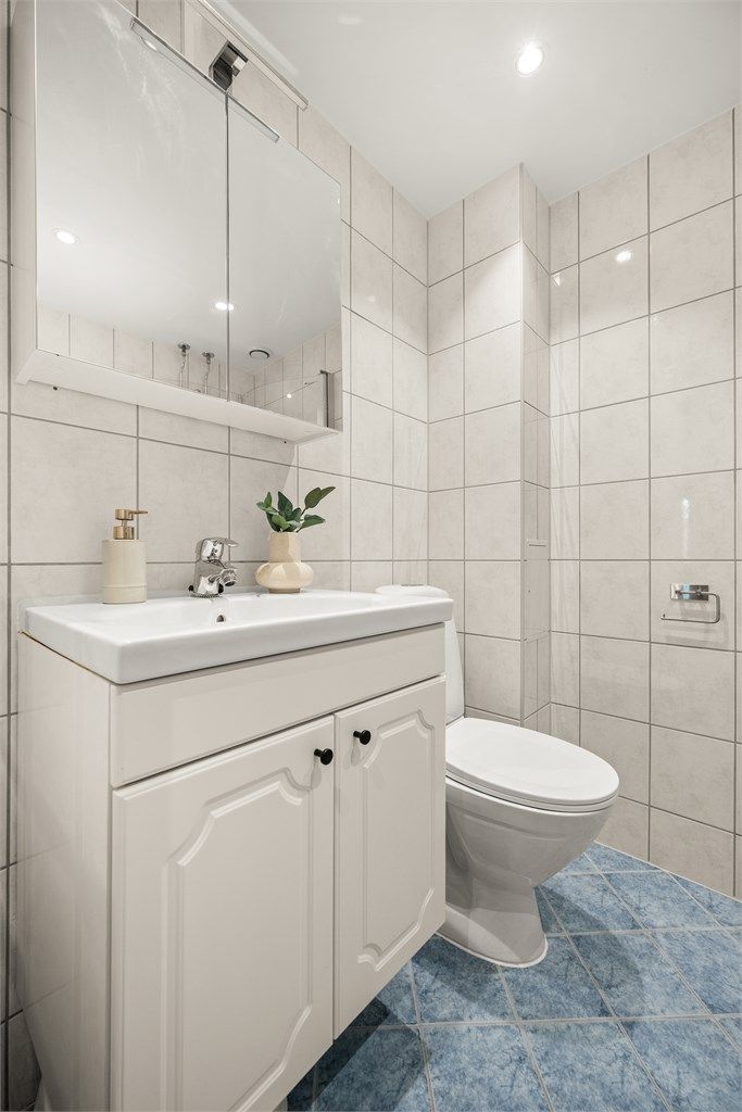 Flislagt bad fra 2008 med gulvvarme. Speilskap med belysning og stikkontakt.