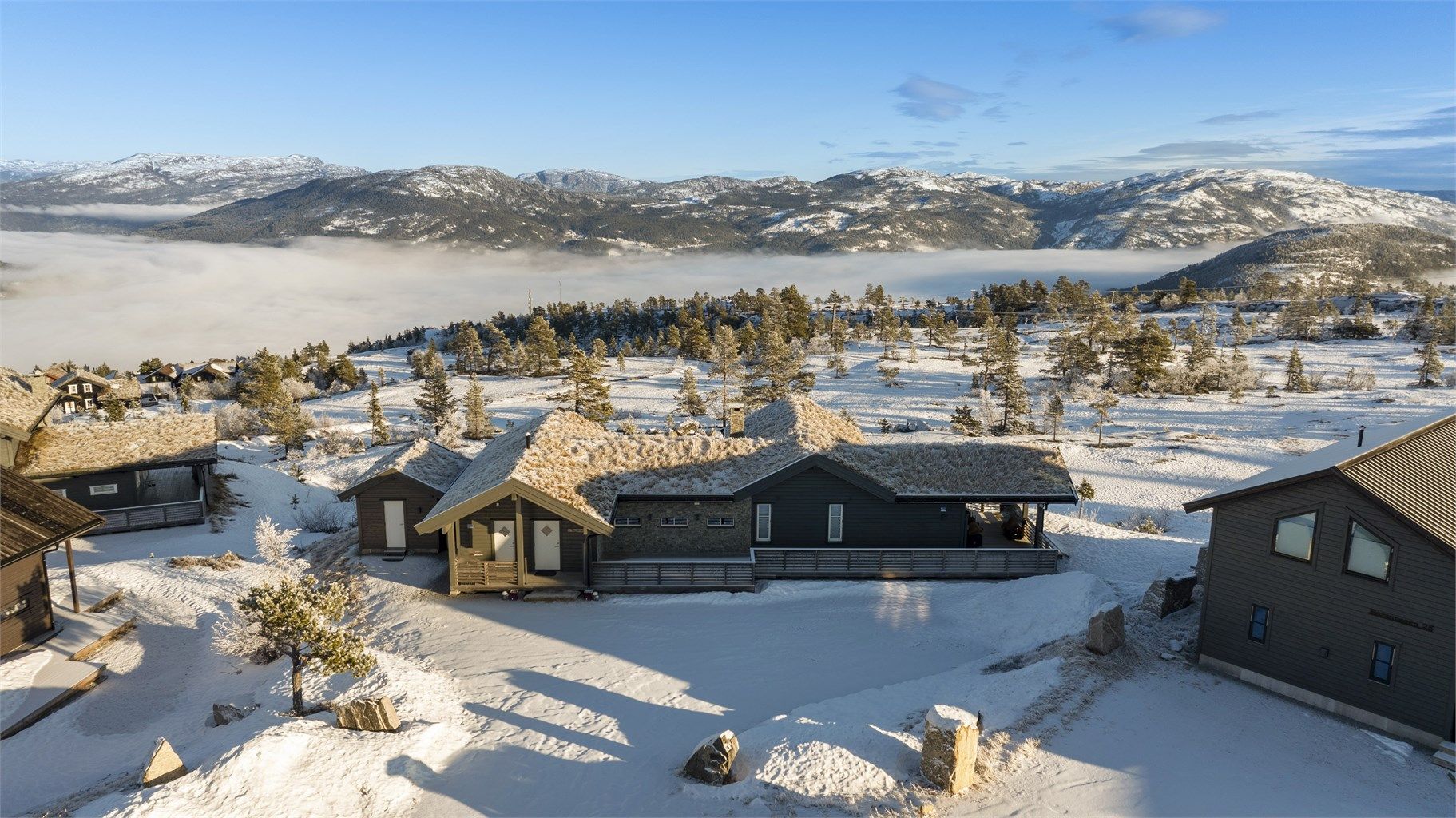 Tomten er flat med stor gårdsplass hvor det er godt med parkeringsmuligheter samt skrånende terreng i forkant, mot friområder, med fjell og naturlig vegetasjon.