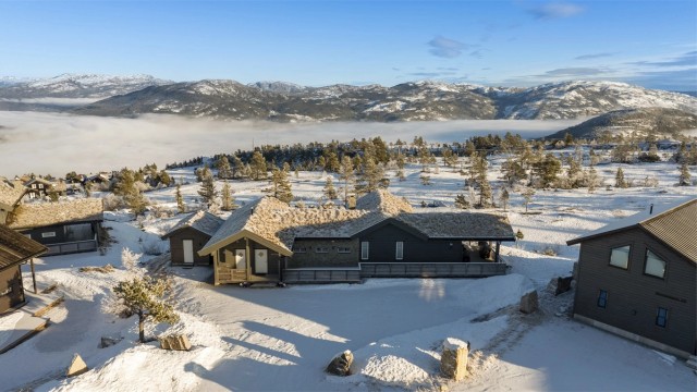 Tomten er flat med stor gårdsplass hvor det er godt med parkeringsmuligheter samt skrånende terreng i forkant, mot friområder, med fjell og naturlig vegetasjon.
