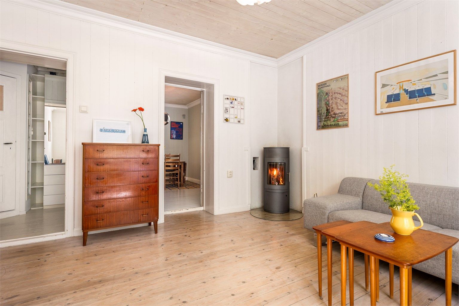 Stuen har god plass til sofagruppe og oppleves som lys og åpen. God takhøyde.
