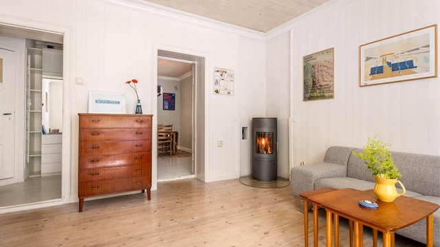 Stuen har god plass til sofagruppe og oppleves som lys og åpen. God takhøyde.