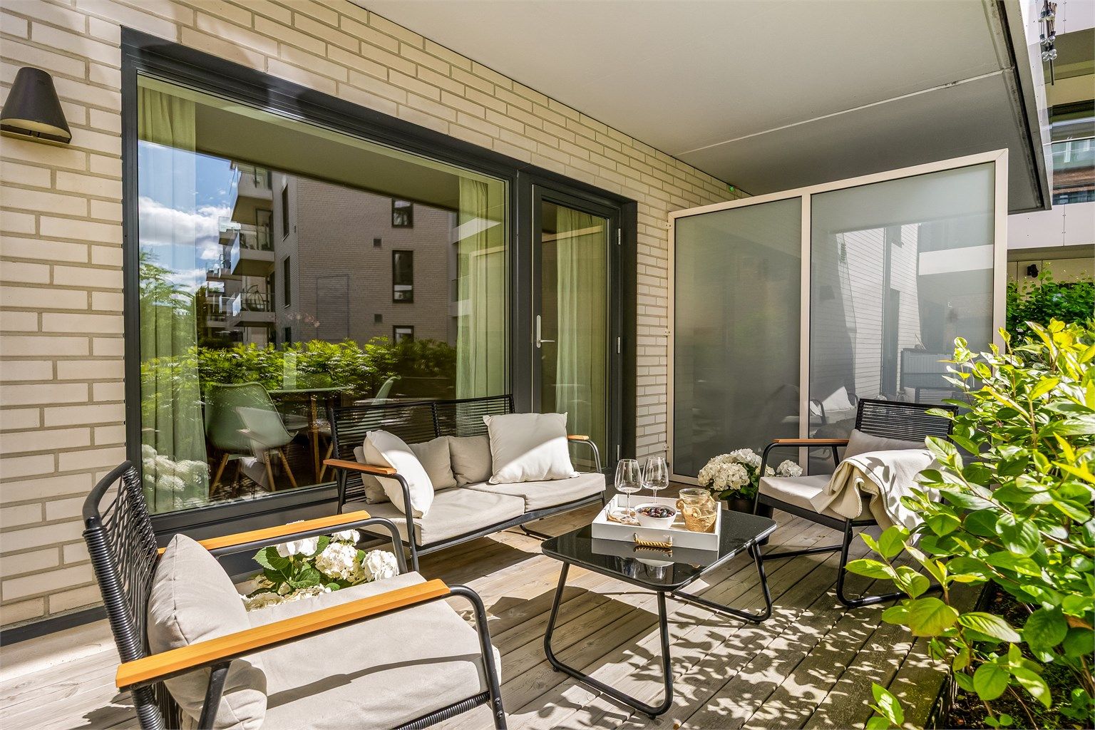 Fra stuen er det direkte utgang til en vestvendt markterrasse med videre tilgang til felles hage.