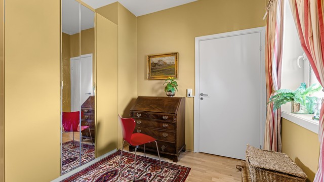 Praktisk med stort soverom som gir fleksibilitet for den som vil ha stor seng, godt med garderobeplass eller en gaming/smike pult?