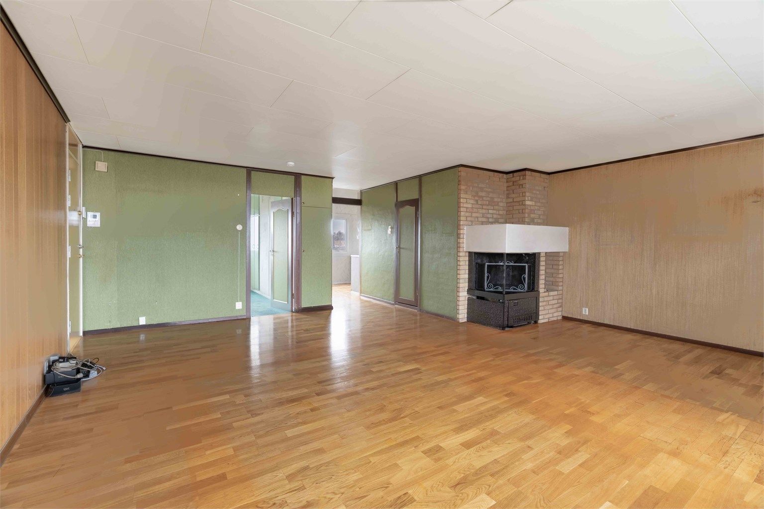 Stue av god størrelse med utgang til balkong.