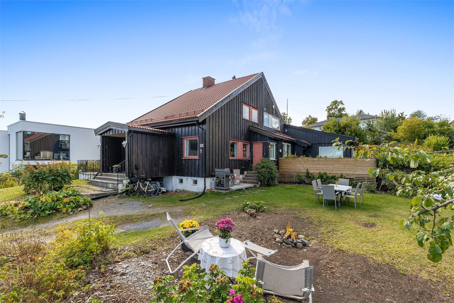 Uteområdet er pent opparbeidet med grønne planter og hyggelige sosiale soner
