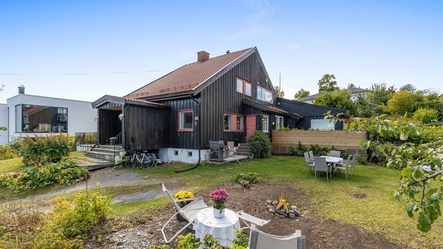 Uteområdet er pent opparbeidet med grønne planter og hyggelige sosiale soner