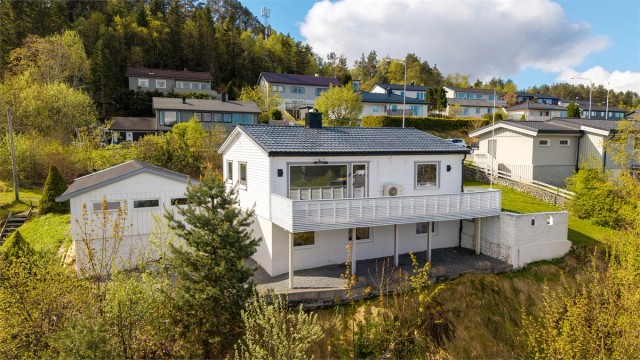 Fasade med terrasse og garasje
Foto: Stian Wiik