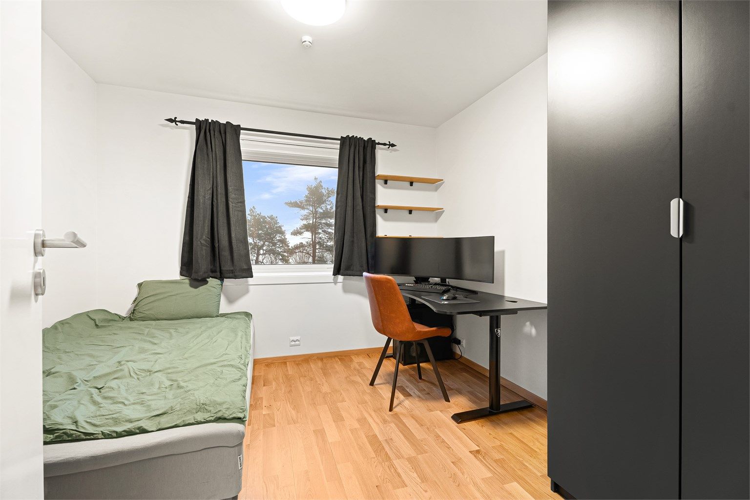 Soverom 2 - også oppusset i 2025. Kan brukes som soverom/gjesterom eller en grei plass til hjemmekontor