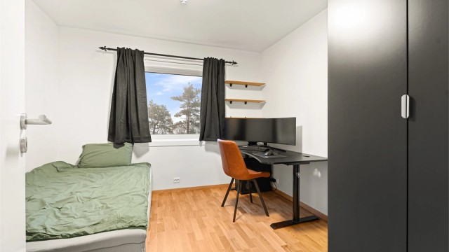 Soverom 2 - også oppusset i 2025. Kan brukes som soverom/gjesterom eller en grei plass til hjemmekontor