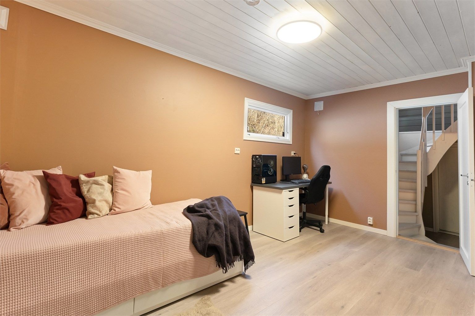 Herfra har du adkomst til rom over garasje. 