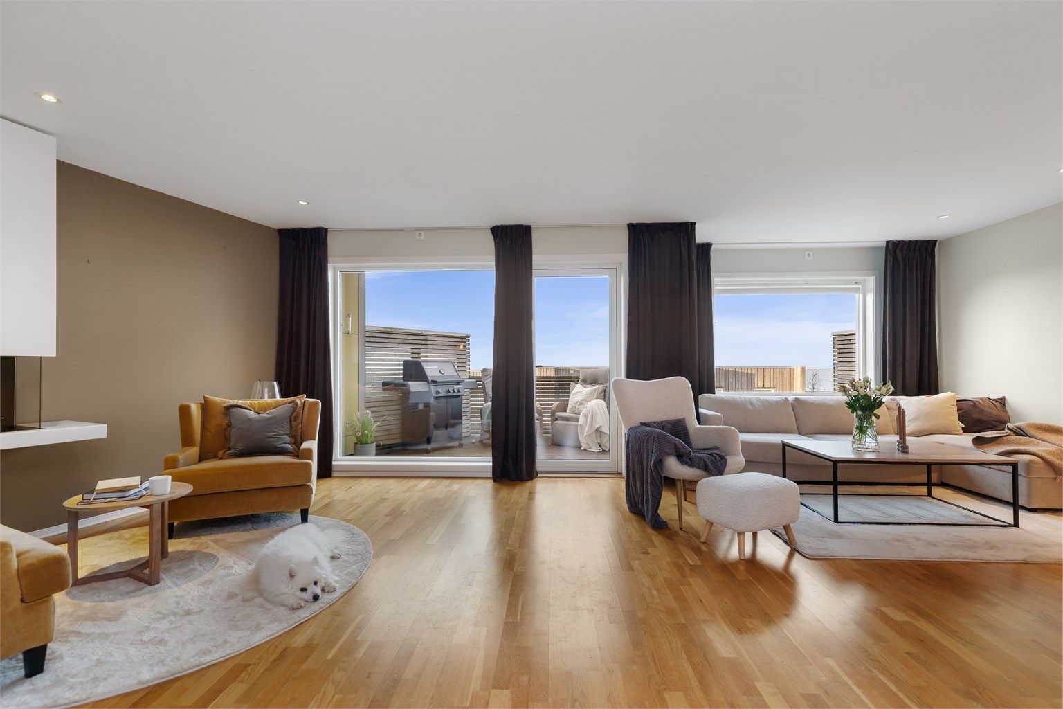 Lys og innbydende stue med store vindusflater som gir rikelig med naturlig sollys. 