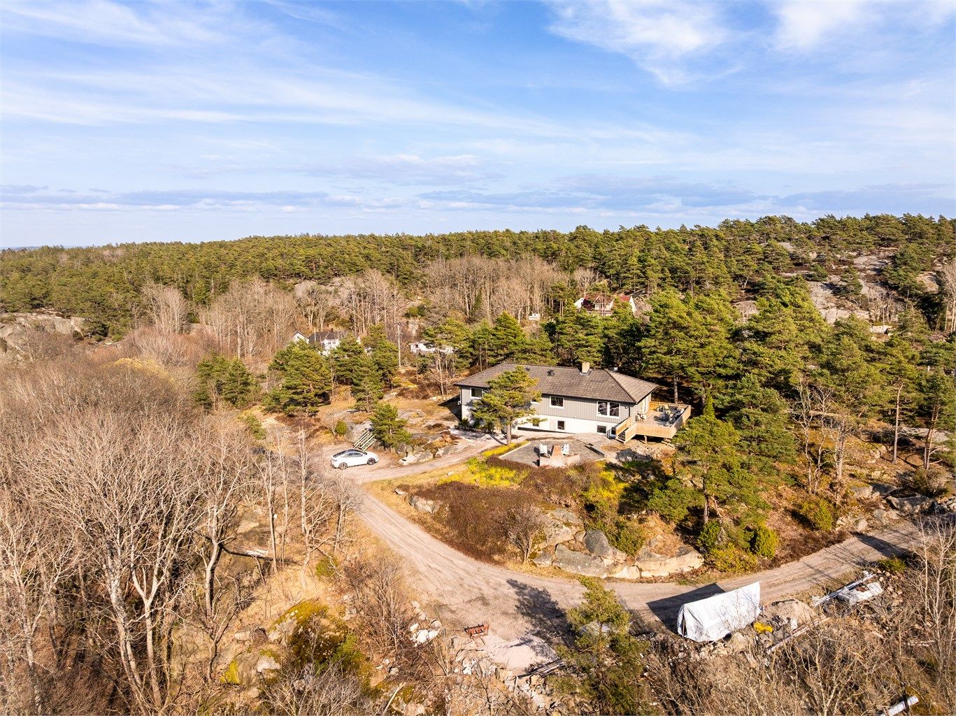 Biloppstillingsplasser er etablert dels på egen tomt. Oppkjørselen er anlagt i senere år. Adkomstveien er privat og vedlikeholdes i fellesskap.