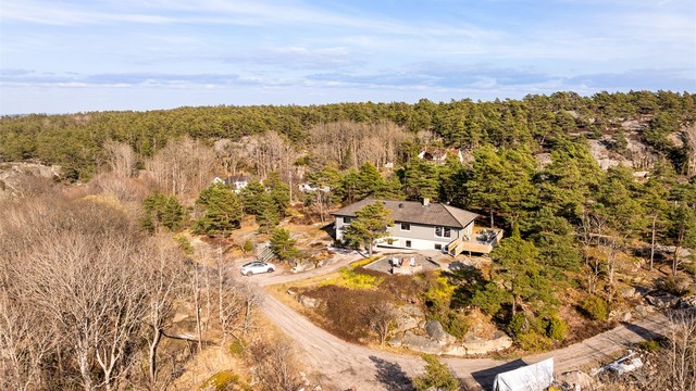 Biloppstillingsplasser er etablert dels på egen tomt. Oppkjørselen er anlagt i senere år. Adkomstveien er privat og vedlikeholdes i fellesskap.