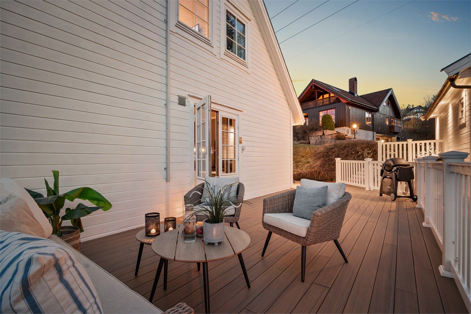 En romslig uteplass som strekker seg langs store deler av fasaden. Terrasse er ikke byggemeldt.