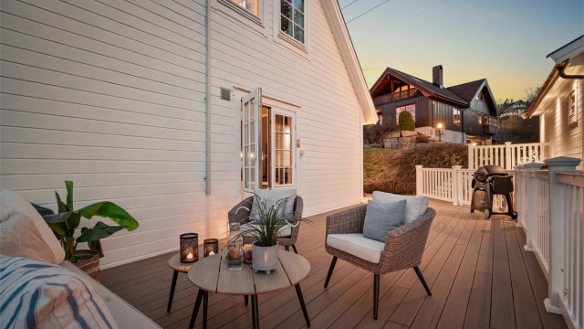 En romslig uteplass som strekker seg langs store deler av fasaden. Terrasse er ikke byggemeldt.