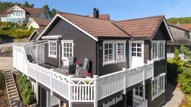 Stor og solrik balkong på 32 kvm med gode utsiktsforhold og plass til sittegruppe.