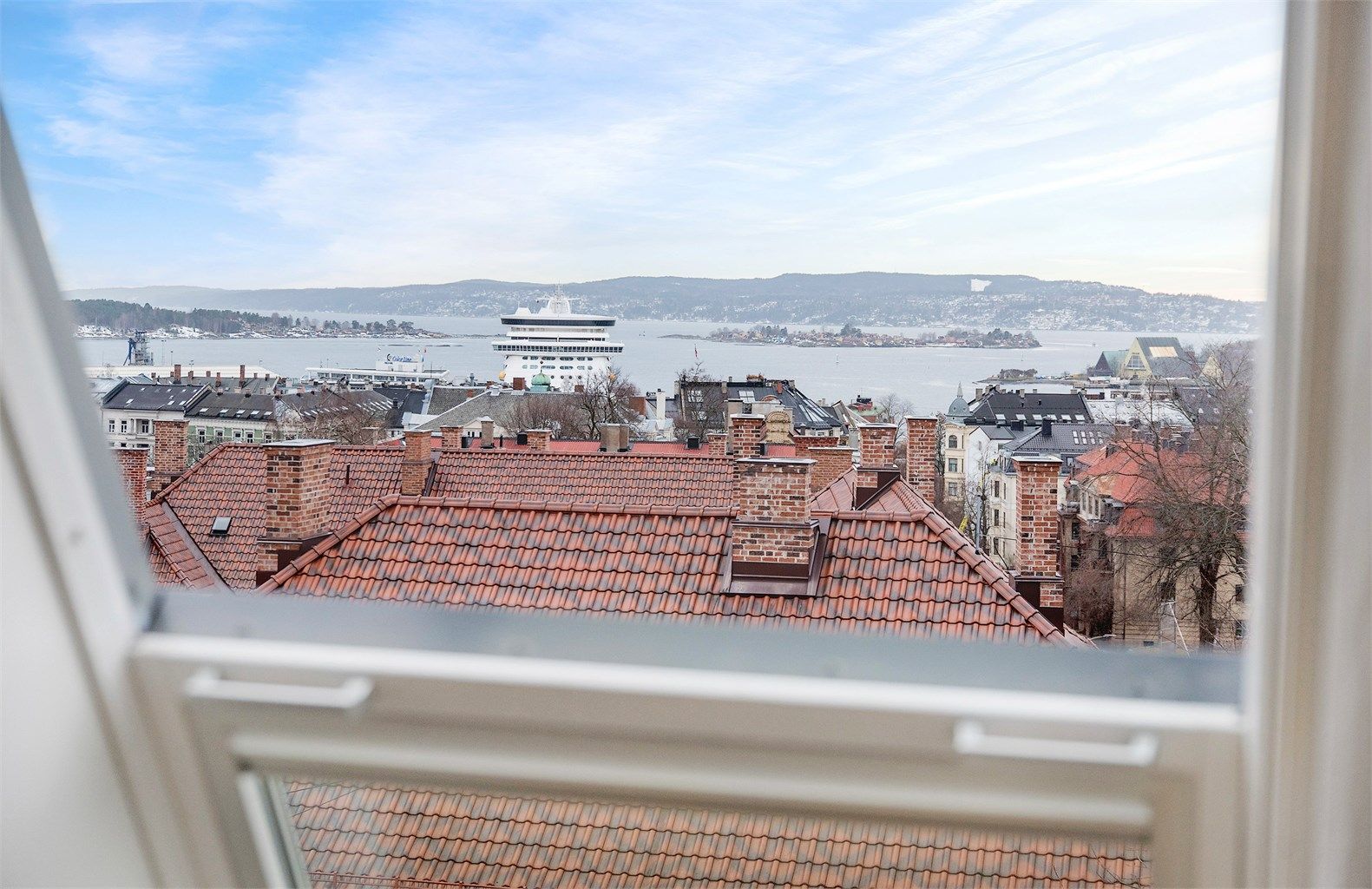 Nydelig panoramautsikt. Balkongvindu.