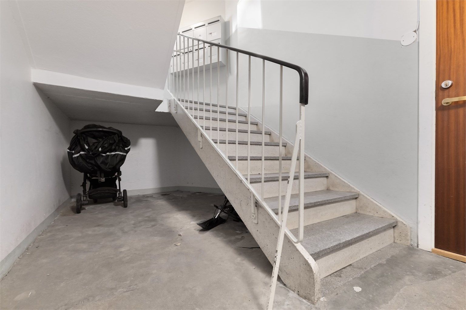 Oppgang med plass til barnevogn under trappen