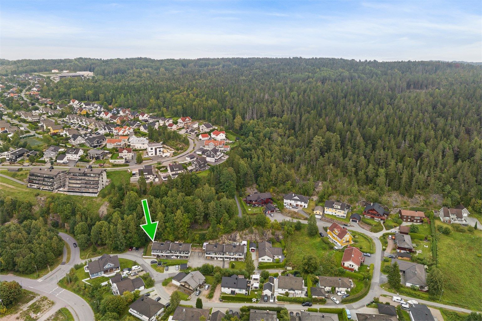 Umiddelbar nærhet til skog og mark med lysløype og oppkjørte skiløyper om vinteren.