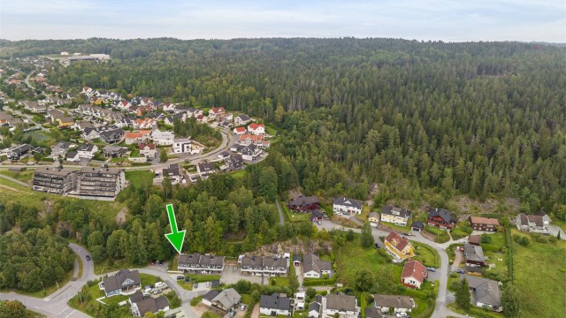 Umiddelbar nærhet til skog og mark med lysløype og oppkjørte skiløyper om vinteren.