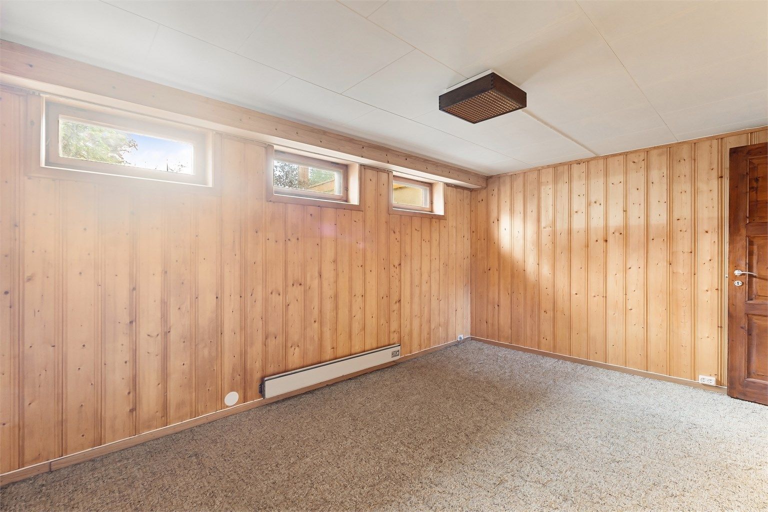 Rommet har god takhøyde En kan se på muligheter for bruksendring av rommet. Kjellerstuen passer utmerket som eget oppholdsrom for barn og unge