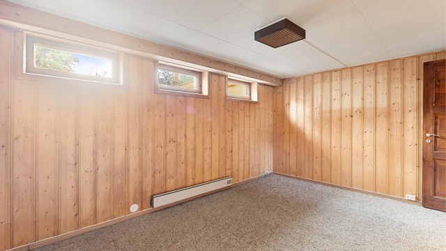 Rommet har god takhøyde En kan se på muligheter for bruksendring av rommet. Kjellerstuen passer utmerket som eget oppholdsrom for barn og unge