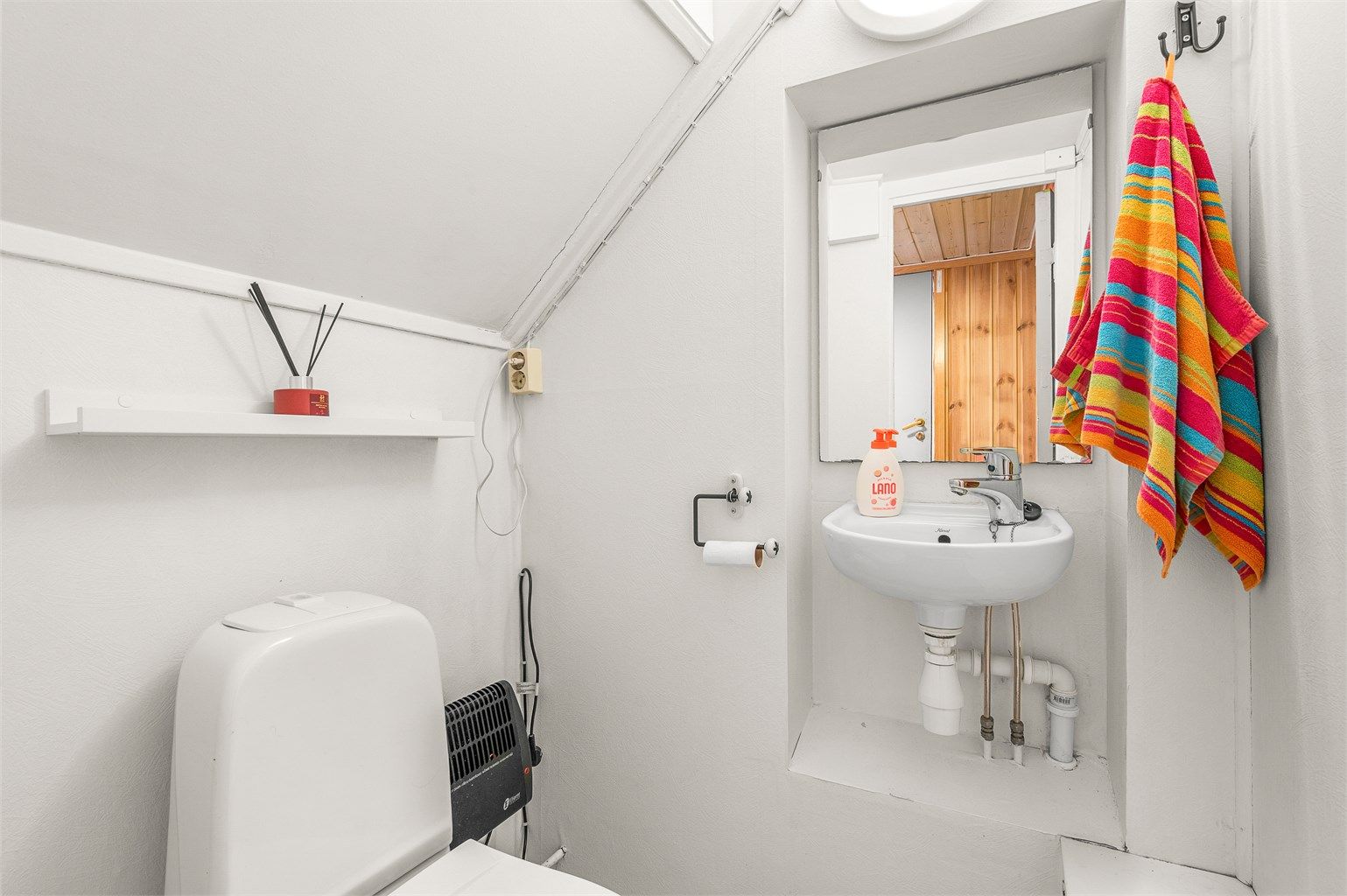 Separat toalettrom under trappen i 1. etasje.