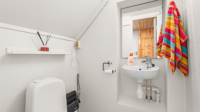 Separat toalettrom under trappen i 1. etasje.