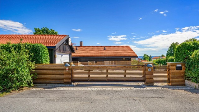 Eiendommen ligger usjenert til innerst i en blindvei.