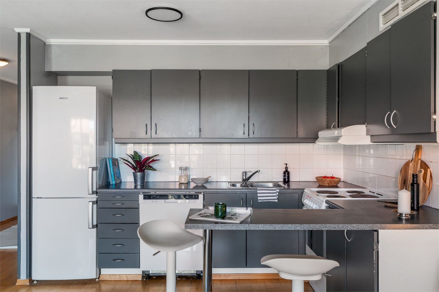 Hvitevarer som oppvaskmaskin og komfyr medfølger.