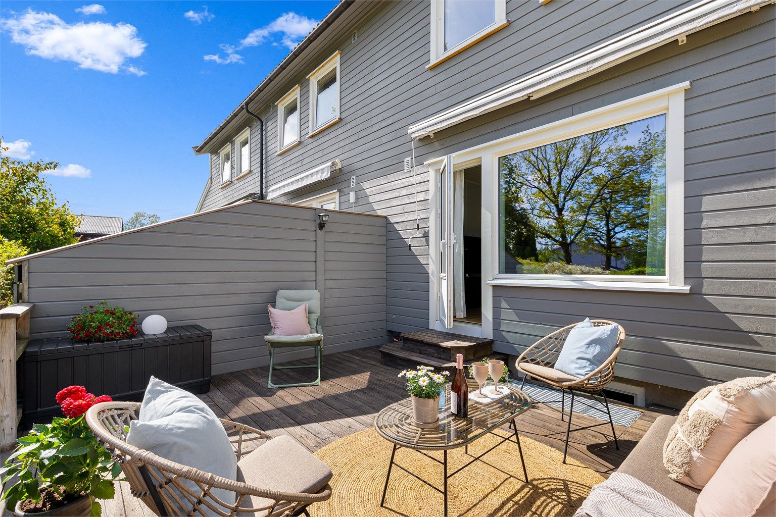 Terrassen har rikelig med plass til utemøbler. Så her ligger alt til rette for at sommeren kan nytes.