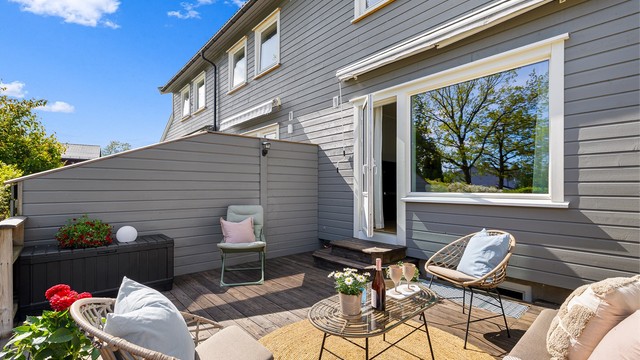 Terrassen har rikelig med plass til utemøbler. Så her ligger alt til rette for at sommeren kan nytes.