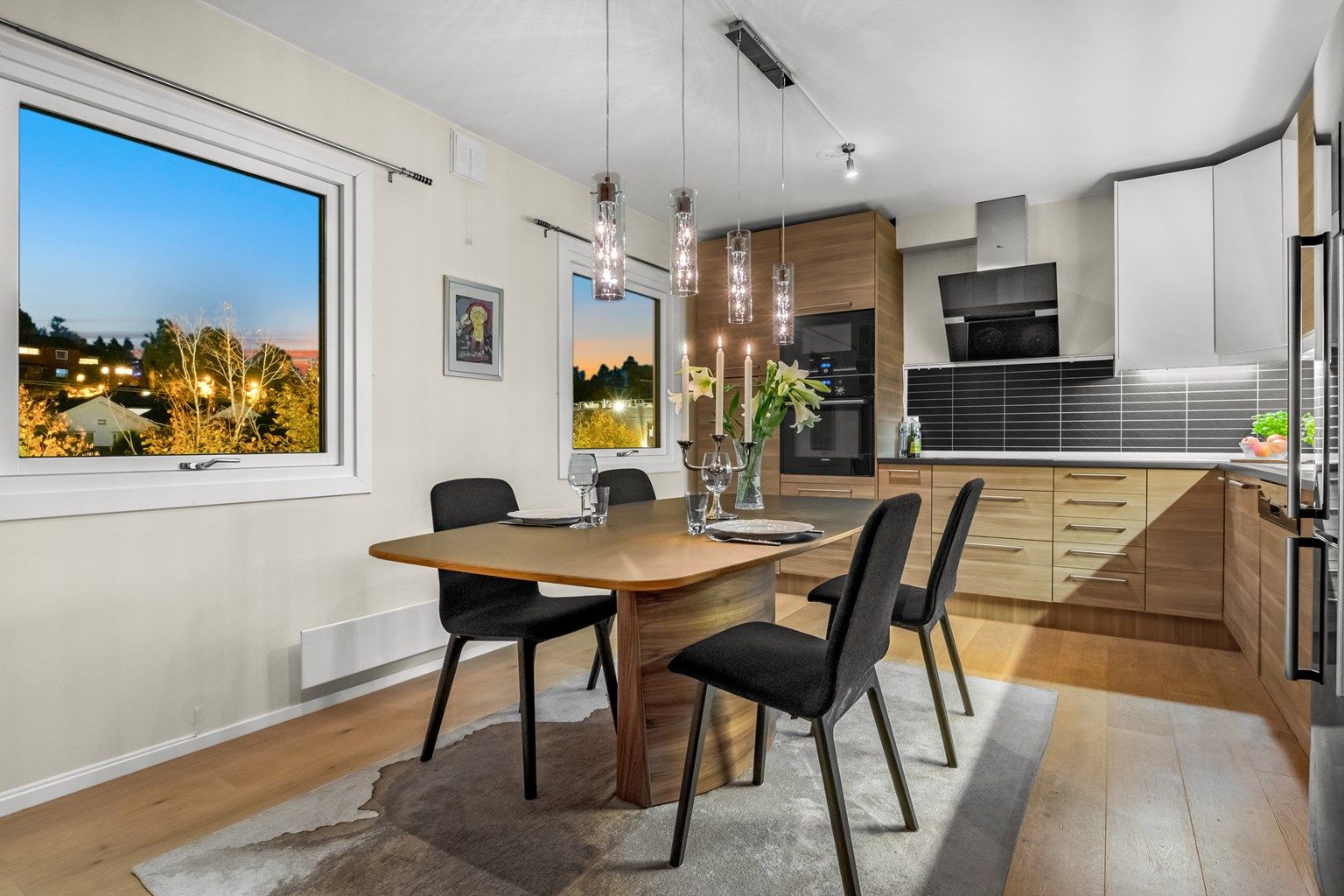 Velkommen til Oberst Rodes vei 41C! Dette er en svært sentral og romslig bolig på 189 BRA, med en tiltalende vestvendt markterrasse og hage. Boligen har også egne parkeringsplasser og garasje.