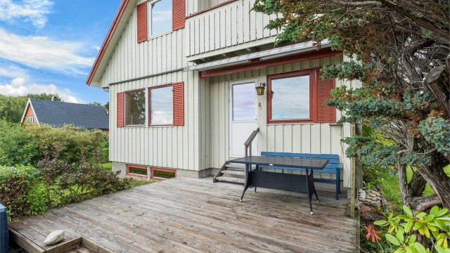 Terrassen på ca. 17 kvm ligger i direkte tilknytning til stuen og gir god plass til utemøbler.
