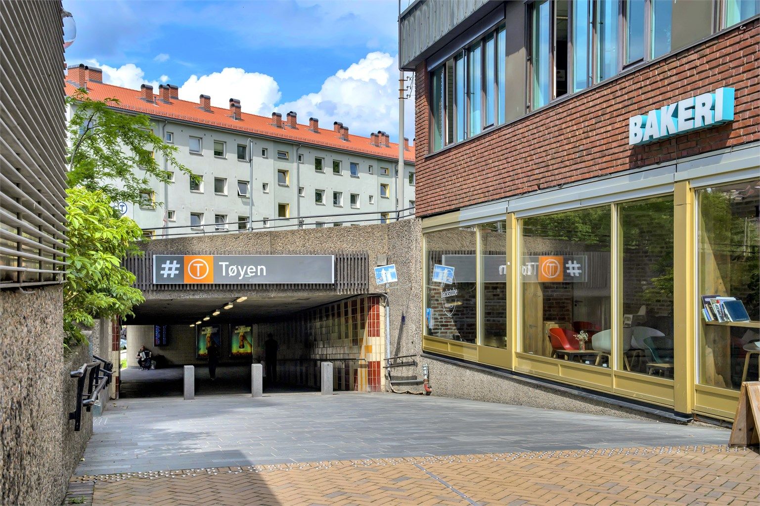 Beliggenheten er et knutepunkt for offentlig transport, med T-bane, buss og trikk i nærheten.