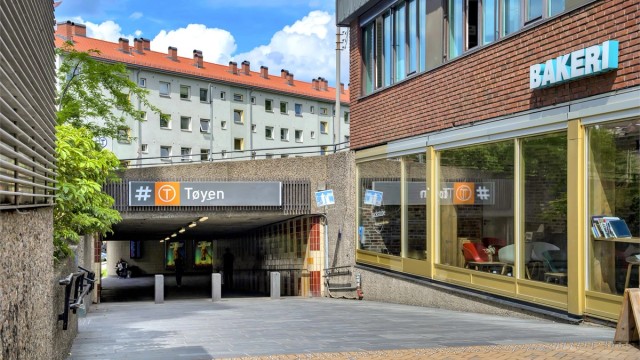 Beliggenheten er et knutepunkt for offentlig transport, med T-bane, buss og trikk i nærheten.