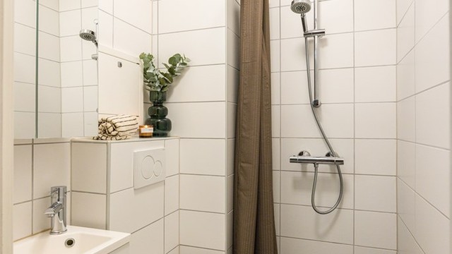 Lekkert og lyst baderom pusset opp i 2021. Innredet med vegghengt toalett og eget dusjhjørne, skilt av med dusjforheng.