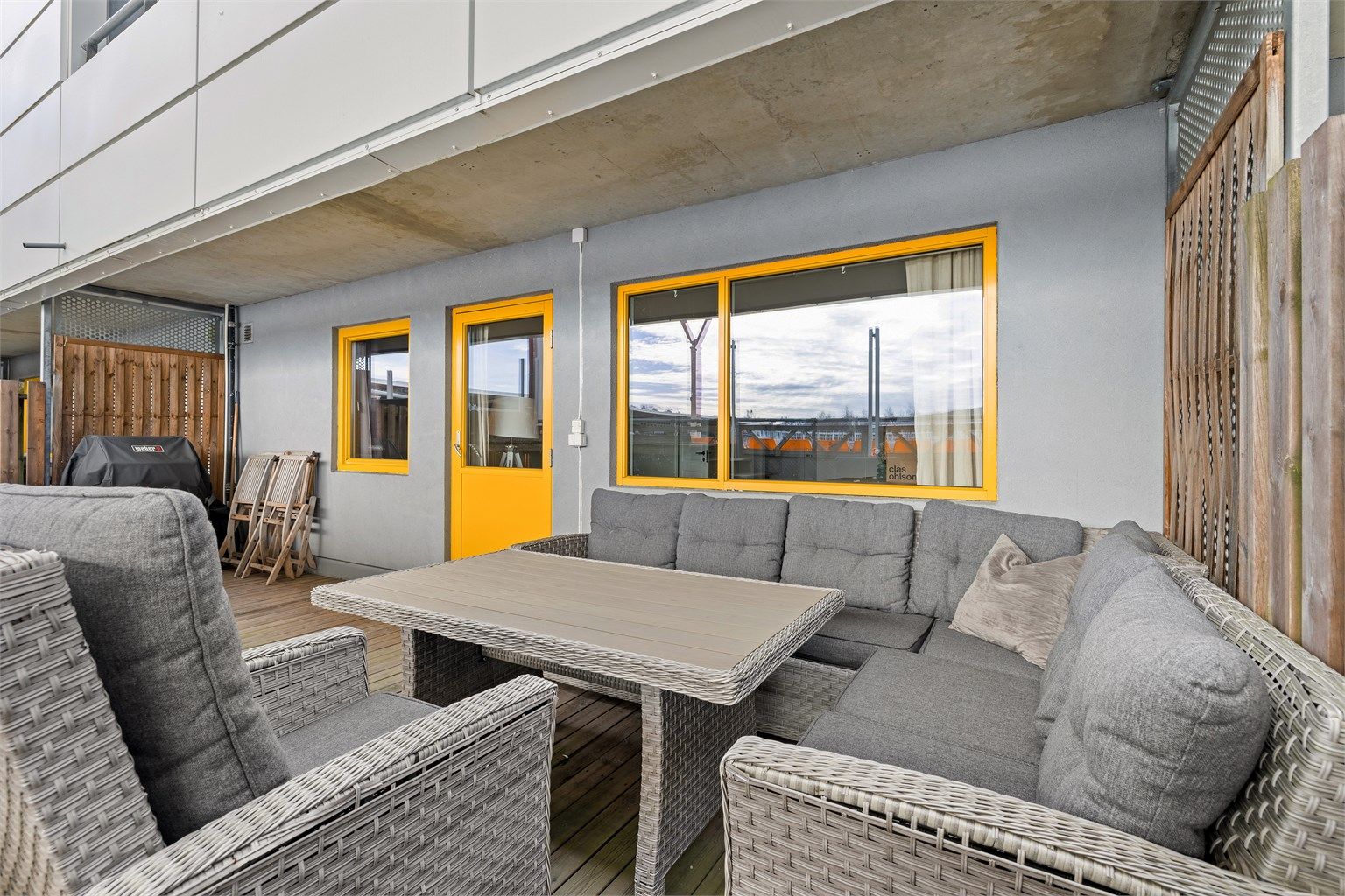 Uteplassen er delvis overbygget, noe som gir ly for vær og vind.