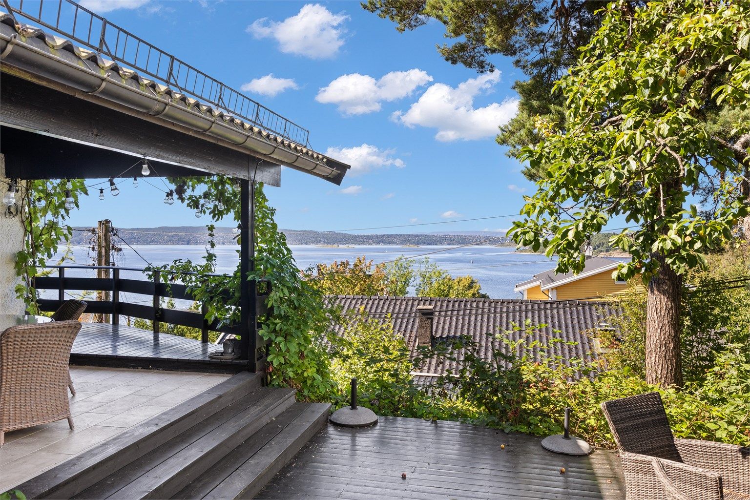Fra den overbygde delen er det en naturlig overgang til en stor markterrasse på 77 m².