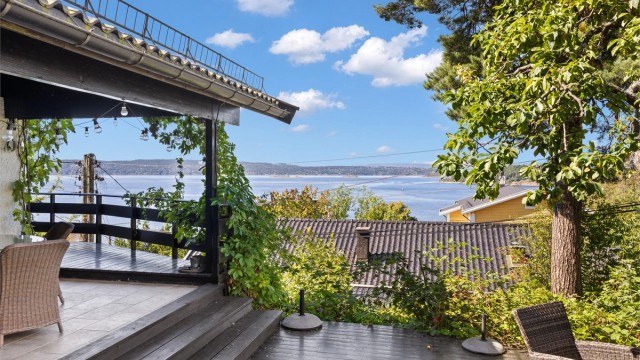 Fra den overbygde delen er det en naturlig overgang til en stor markterrasse på 77 m².