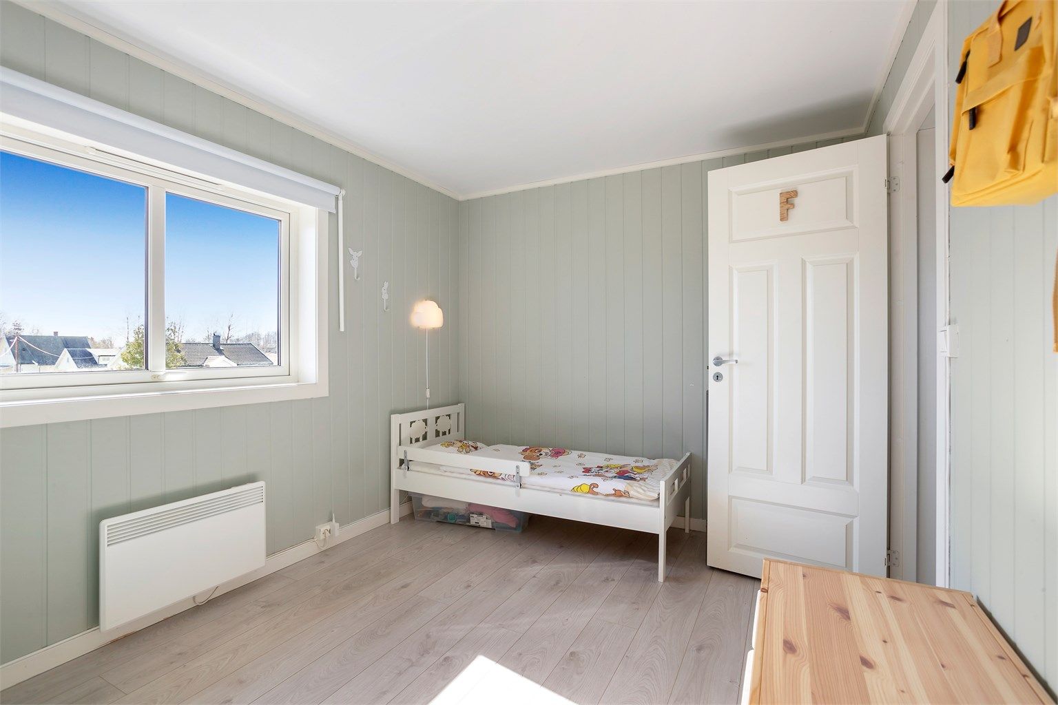 Rommet har god plass til både seng og lekeareal.