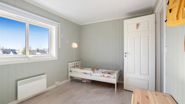 Rommet har god plass til både seng og lekeareal.