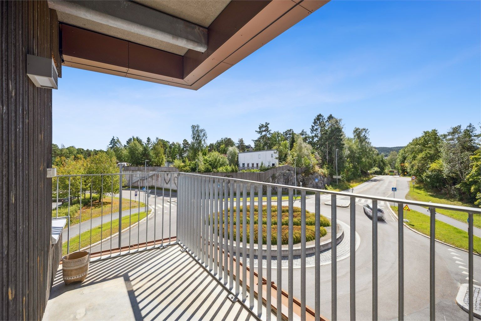 Sydøstvendt balkong på 6 kvm -Her kan du nyte gode sol- og lysforhold hele dagen.