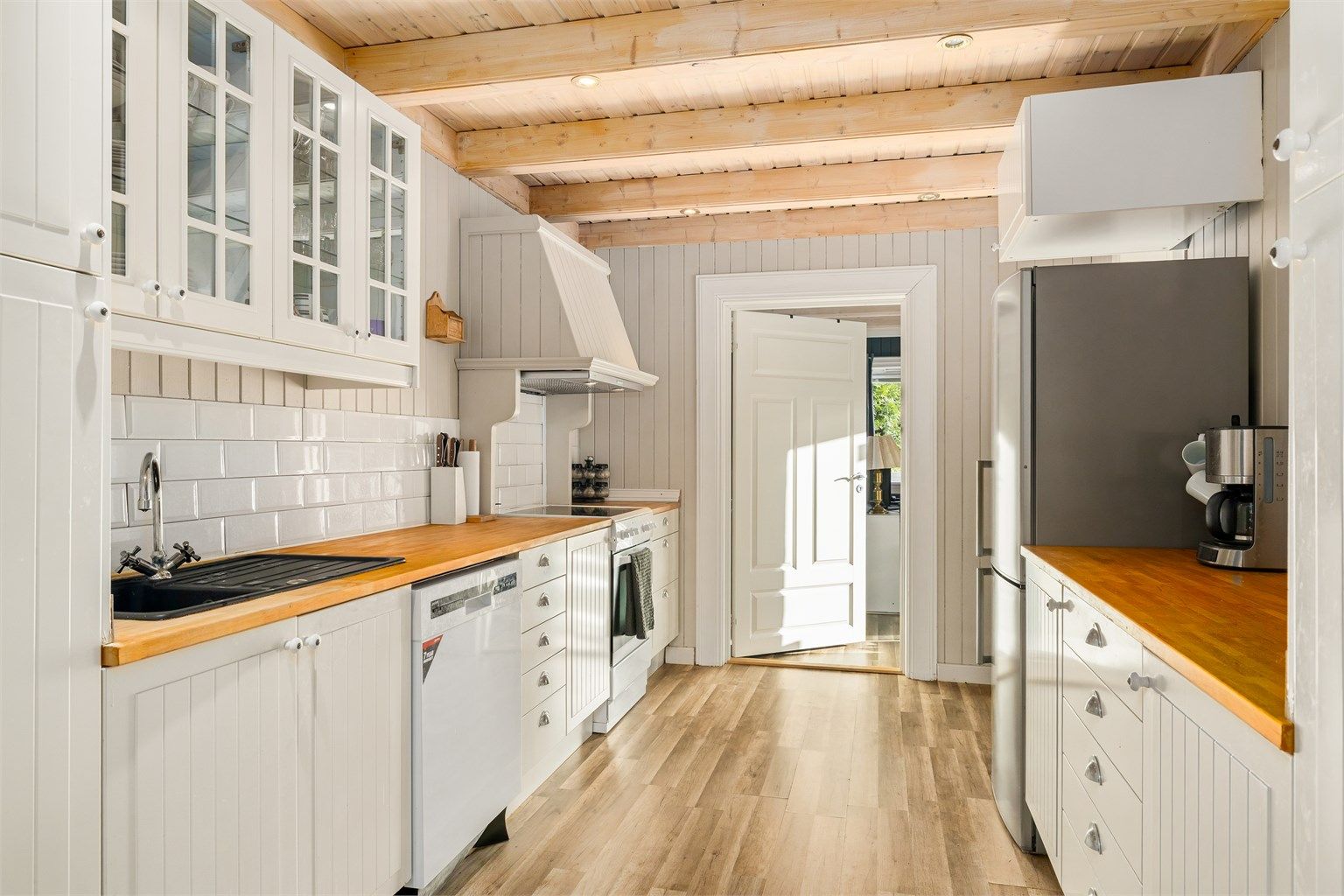 Lys kjøkkeninnredning med profilerte fronter