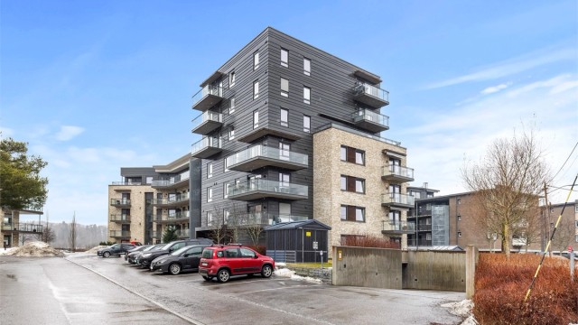 Moderne leilighetsbygg fra 2018 med fasader i teglstein, trekledning og plater.