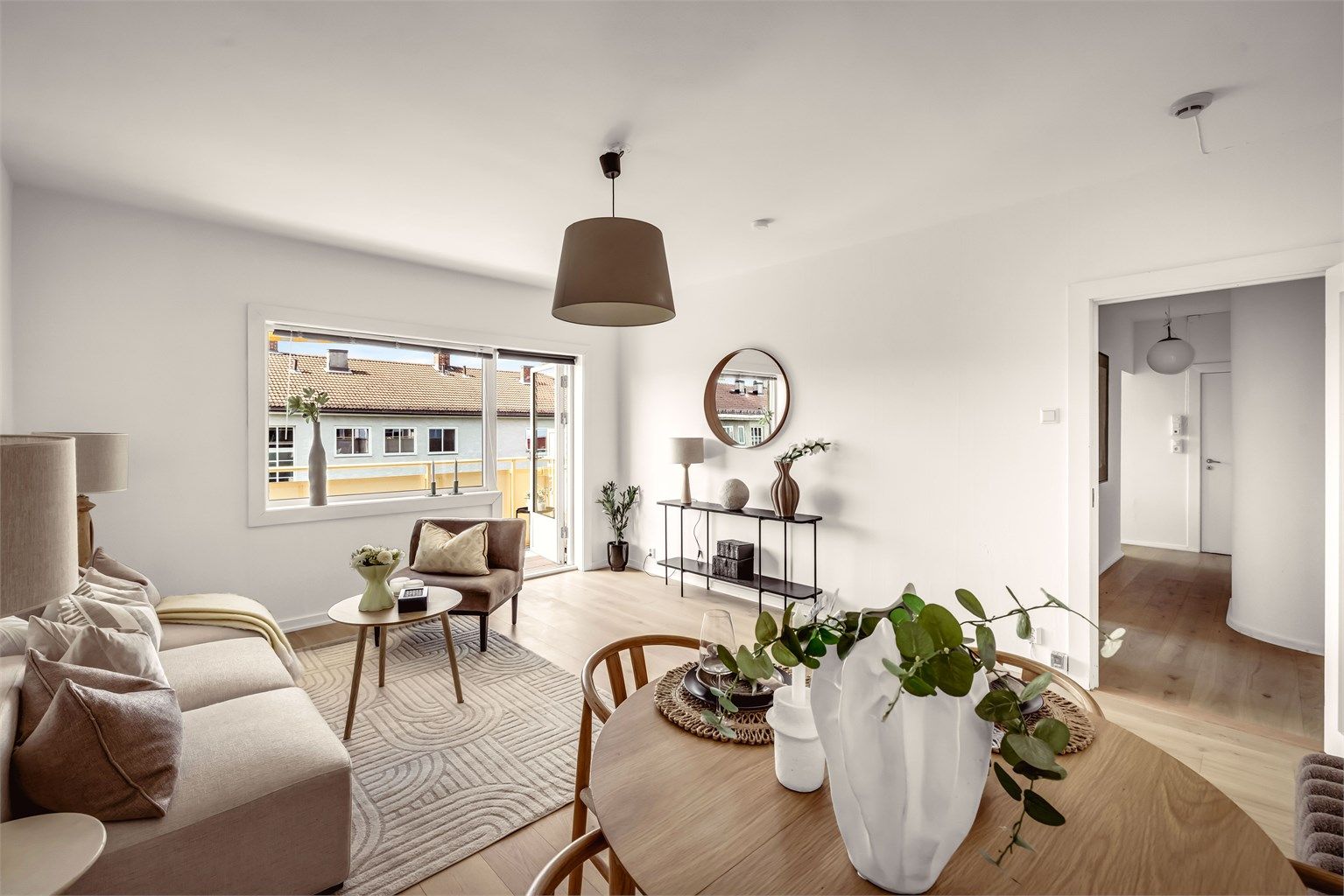Romslig stue med god plass til å innrede med både sofa, tv møblement og spisestue.