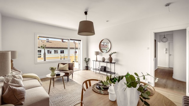 Romslig stue med god plass til å innrede med både sofa, tv møblement og spisestue.