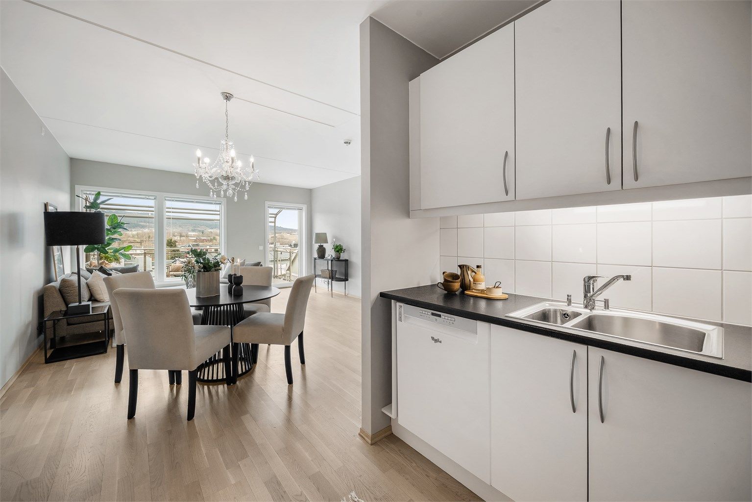 Videre er kjøkkenet utstyrt med integrert oppvaskmaskin, oppvaskkum, ventilator og komfyrvakt.
